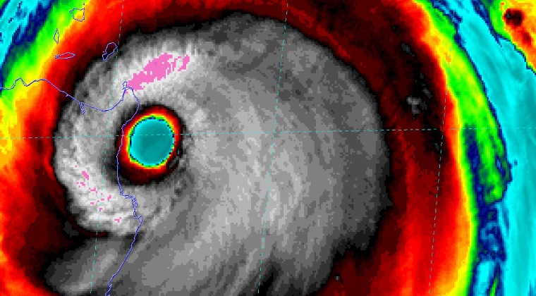 Mangkhut Tayfunu 260 Kilometre Hıza Ulaştı!