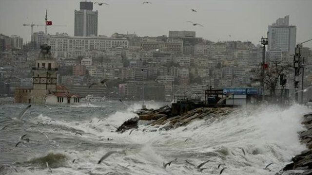 FSM Köprüsü'nde Fırtınadan Römork Devrildi!