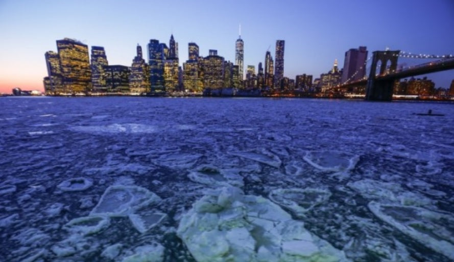 Newyork'da East River'ı buz kapladı !