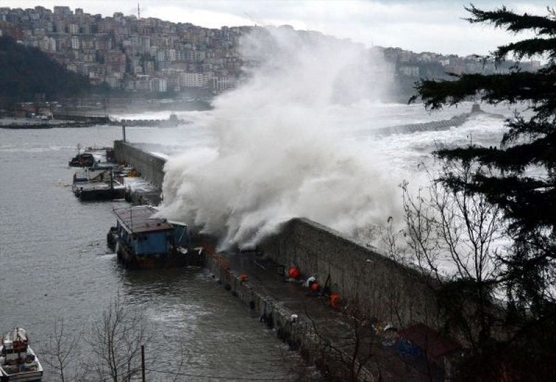 Zonguldak'ta fırtına yıktı geçti...